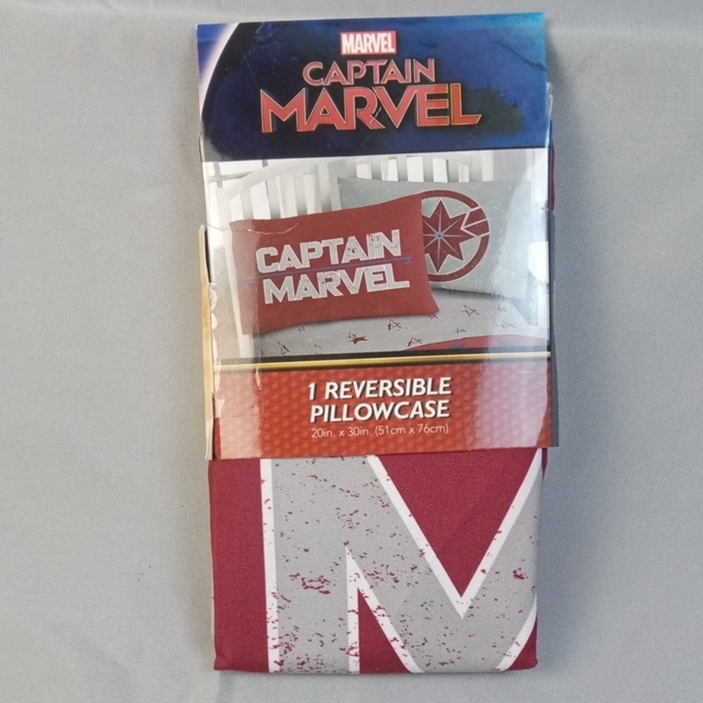 🛝🍒 Captain Marvel Reversible Pillowcase